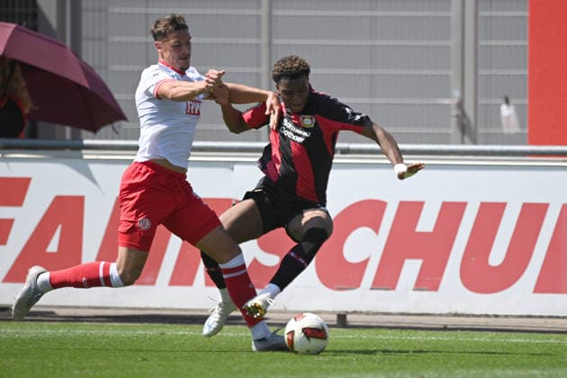 Axel TAPE (LEV) gegen Luca BAZZOLI (RWE) Aktion, Zweikampf, Fussball 1. Bundesliga, Testspiel, testmatch, friendly match, Freundschaftsspiel, Bayer Leverkusen (LEV) - Rot Weiss Essen 3-0, am 01.08.2026 in Leverkusen Deutschland. DFL regulations prohibit any use of photographs as image sequences and or quasi-video Â