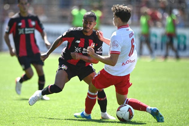 ARTHUR (LEV) gegen Ahmet ARSLAN (RWE) Aktion, Zweikampf, Fussball 1. Bundesliga, Testspiel, testmatch, friendly match, Freundschaftsspiel, Bayer Leverkusen (LEV) - Rot Weiss Essen 3-0, am 01.08.2026 in Leverkusen Deutschland. DFL regulations prohibit any use of photographs as image sequences and or quasi-video Â