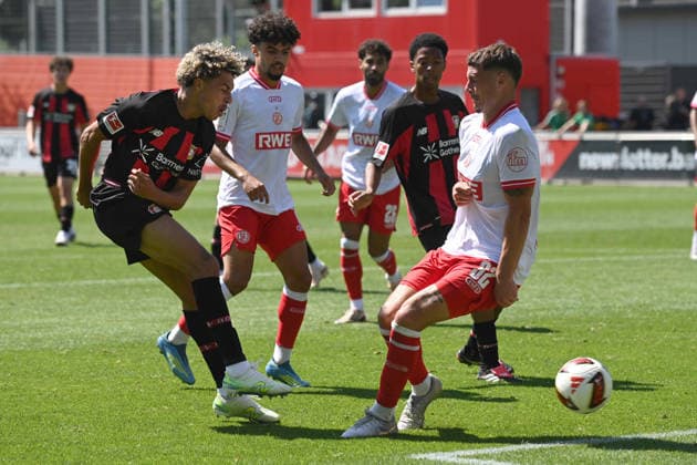 Montrell CULBREATH (LEV) gegen Luca BAZZOLI (RWE) Aktion, Zweikampf, Fussball 1. Bundesliga, Testspiel, testmatch, friendly match, Freundschaftsspiel, Bayer Leverkusen (LEV) - Rot Weiss Essen 3-0, am 01.08.2026 in Leverkusen Deutschland. DFL regulations prohibit any use of photographs as image sequences and or quasi-video Â
