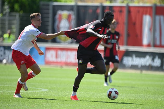 Victor BONIFACE (LEV) gegen Marvin OBUZ (RWE) Fussball 1. Bundesliga, Testspiel, testmatch, friendly match, Freundschaftsspiel, Bayer Leverkusen (LEV) - Rot Weiss Essen 3-0, am 01.08.2026 in Leverkusen Deutschland. DFL regulations prohibit any use of photographs as image sequences and or quasi-video Â