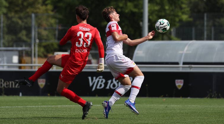 2026.08.01, Deutschland, Stuttgart, Fußball VfB Stuttgart II vs. FC Astoria Walldorf, v.l. Mario Schragl (Walldorf), Matheos Tsigkas (VfB)