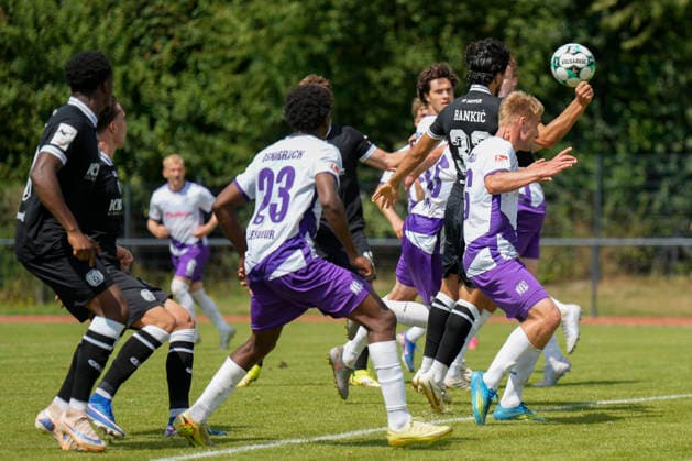01.08.2026, Sportplatz BW Schinkel, Osnabrück, GER, 2. und 3. Liga, Testspiel: SV Meppen vs VfL Osnabrück, Kopfball zum 2:0 von Stefan Rankic (SV Meppen 33) DFL REGULATIONS PROHIBIT ANY USE OF PHOTOGRAPHS AS IMAGE SEQUENCES AND OR QUASI-VIDEO. Osnabrück Niedersachsen Niederlande Sportplatz BW Schinkel