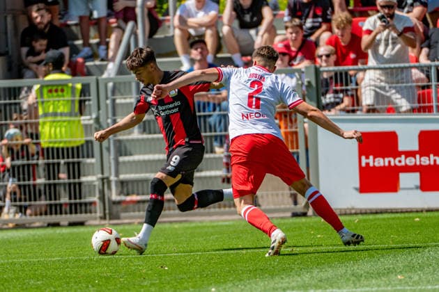 Testspiel Bayer 04 Leverkusen - Rot-Weiss Essen, am 01.08.2026, Ulrich-Haberland-Stadion, Leverkusen. Alfonso Moreira (Bayer 04 Leverkusen 9), Michael Kostka (Rot-Weiss Essen 2), ; Testspiel Bayer 04 Leverkusen - Rot-Weiss Essen, am 01.08.2026, Ulrich-Haberland-Stadion, Leverkusen. Copyright: xBEAUTIFULxSPORTS Erlhofx