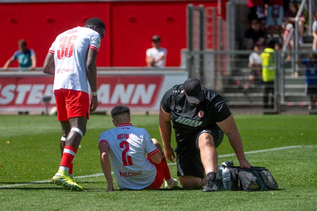 Testspiel Bayer 04 Leverkusen - Rot-Weiss Essen, am 01.08.2026, Ulrich-Haberland-Stadion, Leverkusen. James Gnagnon (Rot-Weiss Essen 36), Michael Kostka (Rot-Weiss Essen 2), liegt verletzt am Boden.; Testspiel Bayer 04 Leverkusen - Rot-Weiss Essen, am 01.08.2026, Ulrich-Haberland-Stadion, Leverkusen. Copyright: xBEAUTIFULxSPORTS Erlhofx