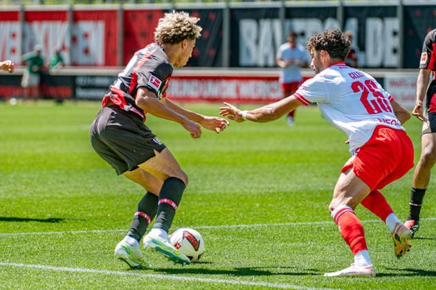 Testspiel Bayer 04 Leverkusen - Rot-Weiss Essen, am 01.08.2026, Ulrich-Haberland-Stadion, Leverkusen. Montrell Culbreath (Bayer 04 Leverkusen 42), Ekin Ã‡elebi (Rot-Weiss Essen 26), im Zweikampf.; Testspiel Bayer 04 Leverkusen - Rot-Weiss Essen, am 01.08.2026, Ulrich-Haberland-Stadion, Leverkusen. Copyright: xBEAUTIFULxSPORTS Erlhofx