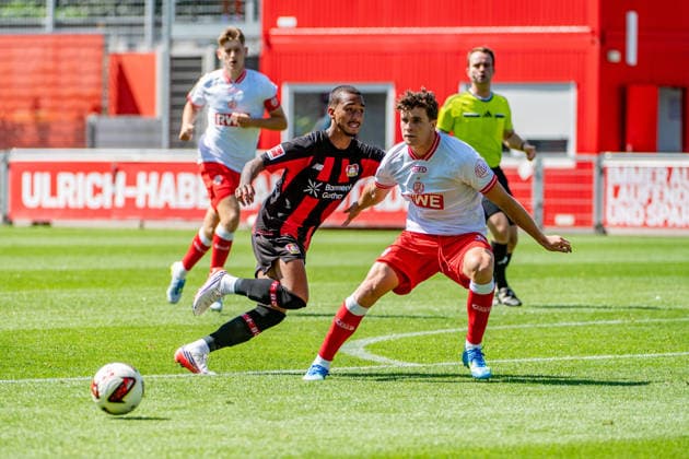 Testspiel Bayer 04 Leverkusen - Rot-Weiss Essen, am 01.08.2026, Ulrich-Haberland-Stadion, Leverkusen. Arthur (Bayer 04 Leverkusen 13), Max Geschwill (Rot-Weiss Essen 6), ; Testspiel Bayer 04 Leverkusen - Rot-Weiss Essen, am 01.08.2026, Ulrich-Haberland-Stadion, Leverkusen. Copyright: xBEAUTIFULxSPORTS Erlhofx