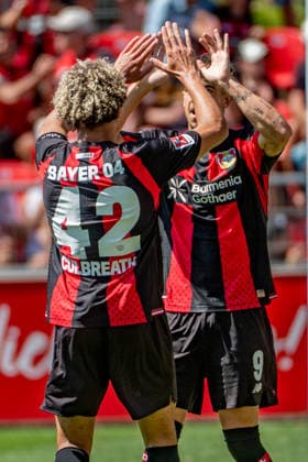 Testspiel Bayer 04 Leverkusen - Rot-Weiss Essen, am 01.08.2026, Ulrich-Haberland-Stadion, Leverkusen. Montrell Culbreath (Bayer 04 Leverkusen 42), Alfonso Moreira (Bayer 04 Leverkusen 9), beim Torjubel zum 3:0; Testspiel Bayer 04 Leverkusen - Rot-Weiss Essen, am 01.08.2026, Ulrich-Haberland-Stadion, Leverkusen. Copyright: xBEAUTIFULxSPORTS Erlhofx