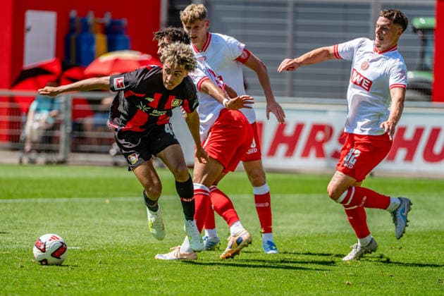 Testspiel Bayer 04 Leverkusen - Rot-Weiss Essen, am 01.08.2026, Ulrich-Haberland-Stadion, Leverkusen. Montrell Culbreath (Bayer 04 Leverkusen 42), Ekin Ã‡elebi (Rot-Weiss Essen 26), Luca Bazzoli (Rot-Weiss Essen 32), ; Testspiel Bayer 04 Leverkusen - Rot-Weiss Essen, am 01.08.2026, Ulrich-Haberland-Stadion, Leverkusen. Copyright: xBEAUTIFULxSPORTS Erlhofx