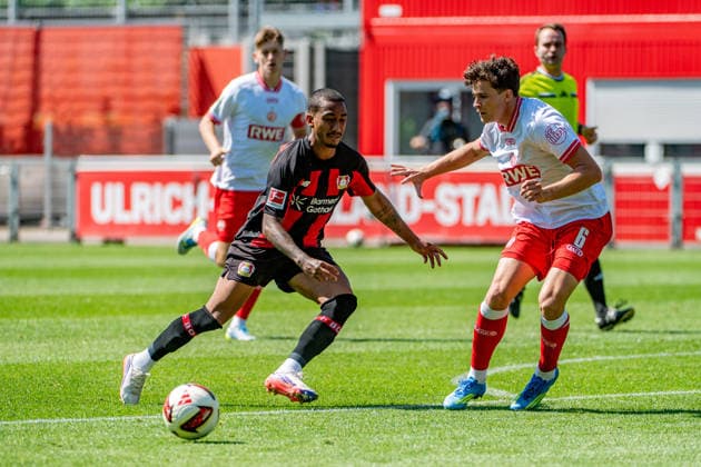 Testspiel Bayer 04 Leverkusen - Rot-Weiss Essen, am 01.08.2026, Ulrich-Haberland-Stadion, Leverkusen. Arthur (Bayer 04 Leverkusen 13), Max Geschwill (Rot-Weiss Essen 6), ; Testspiel Bayer 04 Leverkusen - Rot-Weiss Essen, am 01.08.2026, Ulrich-Haberland-Stadion, Leverkusen. Copyright: xBEAUTIFULxSPORTS Erlhofx