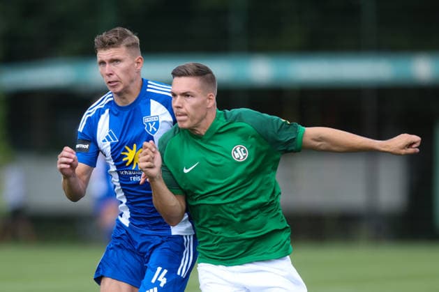 01.08.2026, Fussball, Herren, Regionalliga Nord, 1. Spieltag, HSC Hannover - BSV Kickers Emden Luc Ihorst (blau 14 BSV Kickers Emden) im Zweikampf mit Fabian Weigel (4 HSC Hannover)