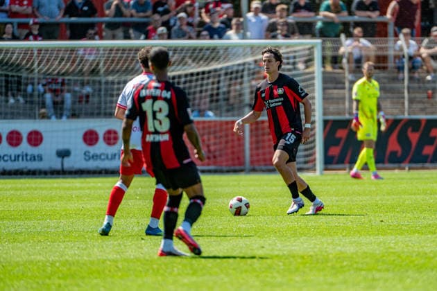 Testspiel Bayer 04 Leverkusen - Rot-Weiss Essen, am 01.08.2026, Ulrich-Haberland-Stadion, Leverkusen. Arthur (Bayer 04 Leverkusen 13), Tim Oermann (Bayer 04 Leverkusen 15), ; Testspiel Bayer 04 Leverkusen - Rot-Weiss Essen, am 01.08.2026, Ulrich-Haberland-Stadion, Leverkusen. Copyright: xBEAUTIFULxSPORTS Erlhofx