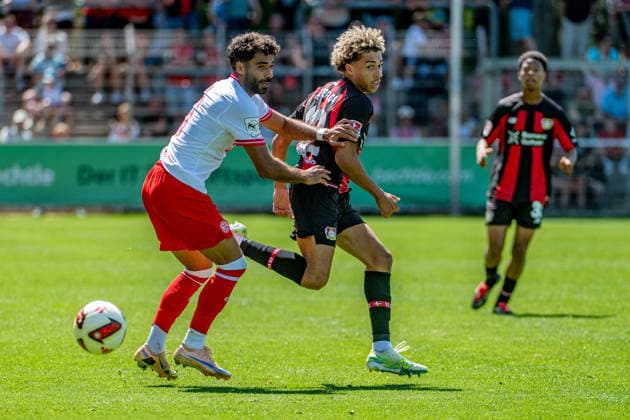 Testspiel Bayer 04 Leverkusen - Rot-Weiss Essen, am 01.08.2026, Ulrich-Haberland-Stadion, Leverkusen. Ekin Ã‡elebi (Rot-Weiss Essen 26), Montrell Culbreath (Bayer 04 Leverkusen 42), ; Testspiel Bayer 04 Leverkusen - Rot-Weiss Essen, am 01.08.2026, Ulrich-Haberland-Stadion, Leverkusen. Copyright: xBEAUTIFULxSPORTS Erlhofx