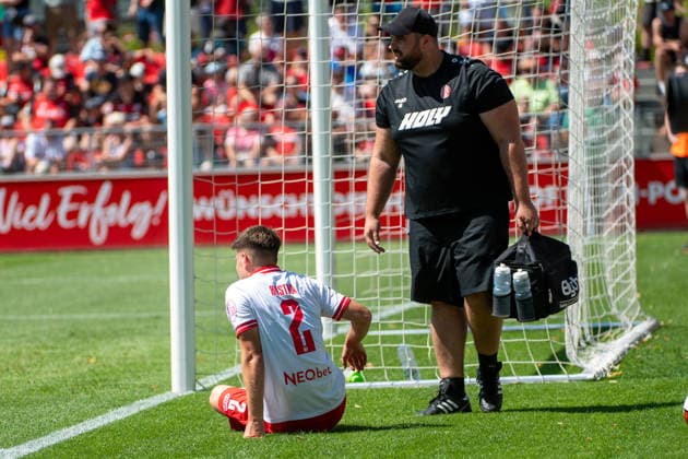 Testspiel Bayer 04 Leverkusen - Rot-Weiss Essen, am 01.08.2026, Ulrich-Haberland-Stadion, Leverkusen. Michael Kostka (Rot-Weiss Essen 2), liegt verletzt am Boden Testspiel Bayer 04 Leverkusen - Rot-Weiss Essen, am 01.08.2026, Ulrich-Haberland-Stadion, Leverkusen. Copyright: xBEAUTIFULxSPORTS Erlhofx