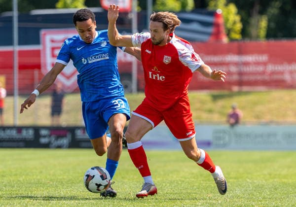 Fußball Regionalliga Staffel West 1. Spieltag SV Westfalia Rhynern - Sportfreunde Siegen am 01.08.2026 im Kümpel + Hellmeister Arena im Westfalia Sportpark in Hamm-Rhynern Elias Kourouma ( Rhynern ) - links - Lucas Cueto ( Siegen ), rechts