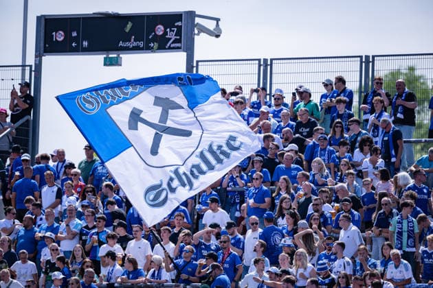 01.08.2026, Fussball, Saison 2026 2027, Testspiel, KSV Hessen Kassel - FC Schalke 04, Fans FC Schalke 04, Kassel Auestadion Deutschland xRHR-FOTO YYx Copyright: KROEGER RHR-FOTOx RHR-FOTO YY