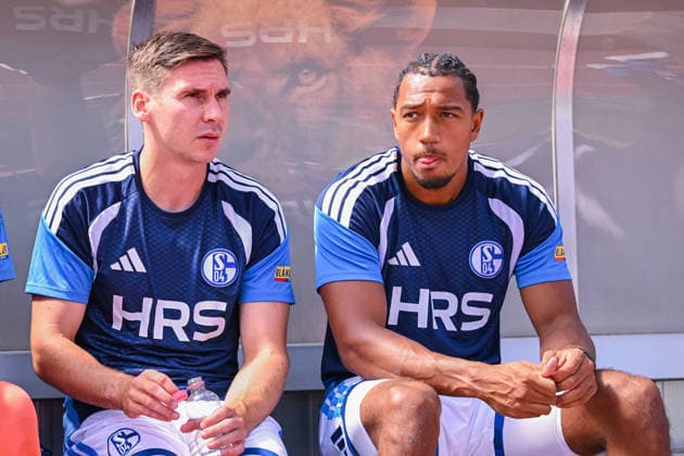 01.08.2026, Fussball, Saison 2026 2027, Testspiel, KSV Hessen Kassel - FC Schalke 04, Maximilian Wöber (FC Schalke 04), Anton Donkor (FC Schalke 04) xRHR-FOTO YYx Copyright: KROEGER RHR-FOTOx RHR-FOTO YY