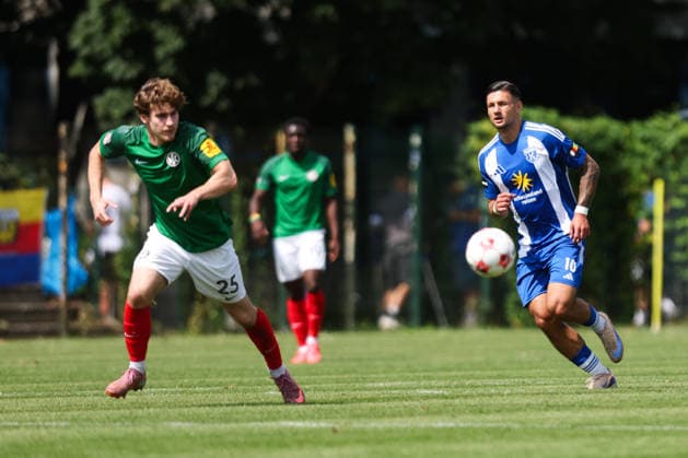 01.08.2026, Fussball, Herren, Regionalliga Nord, 1. Spieltag, HSC Hannover - BSV Kickers Emden Semin Kojic (blau 10 BSV Kickers Emden) im Zweikampf mit Lukas Dominke (25 HSC Hannover)