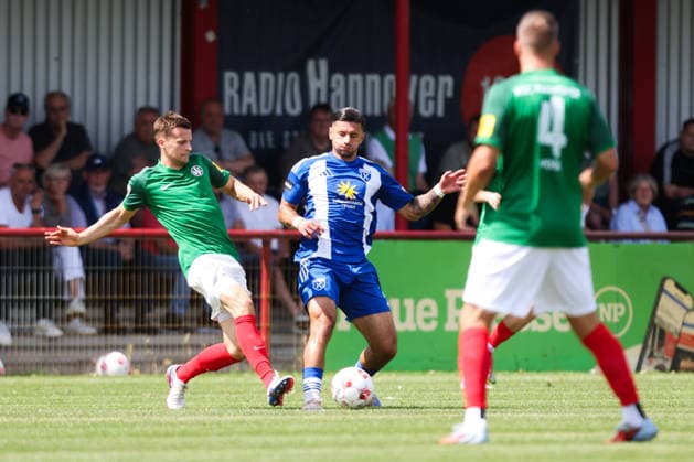 01.08.2026, Fussball, Herren, Regionalliga Nord, 1. Spieltag, HSC Hannover - BSV Kickers Emden Semin Kojic (blau 10 BSV Kickers Emden) im Zweikampf mit Fabian Weigel (4 HSC Hannover)
