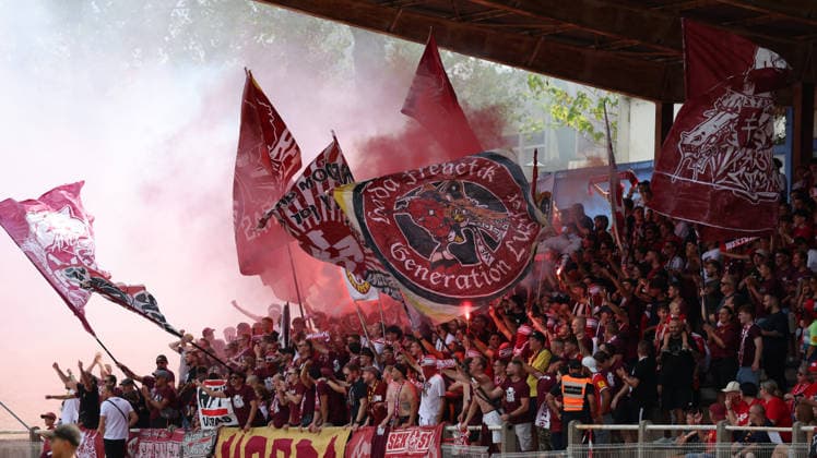 01.08.2026, xrekx, Fussball Testspiel, FC Metz - 1.FC Kaiserslautern v.l. FCK Fans ,Stimmung, Schals, Ultras, Zuschauer, Besucher, Choreo, Choreografie, atmosphere, scarves, spectators, visitors (DFL DFB REGULATIONS PROHIBIT ANY USE OF PHOTOGRAPHS as IMAGE SEQUENCES and or QUASI-VIDEO) Metz