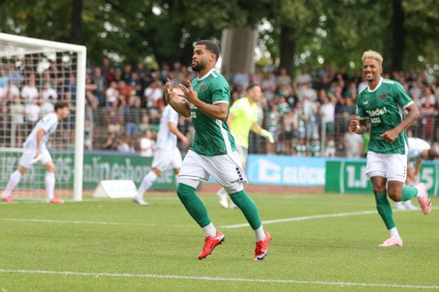 01.08.2026, Herren, Fussball, Saison 2026 2027, Regionalliga Bayern, 2. Spieltag: 1. FC Schweinfurt 1905 - TSV 1860 München Von links: Torschütze Jason Prodanovic (FC Schweinfurt 05, 17) und Mike Dellinger (FC Schweinfurt 05, 10) feiern das 1:0 Schweinfurt Riedel-Bau-Arena im Sachs-Stadio Bayern Unterfranken Deutschland