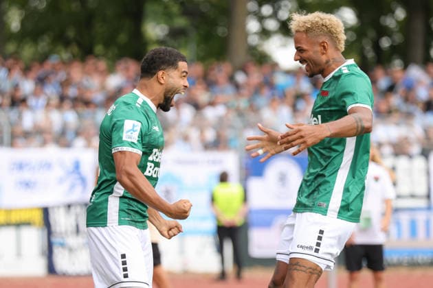 01.08.2026, Herren, Fussball, Saison 2026 2027, Regionalliga Bayern, 2. Spieltag: 1. FC Schweinfurt 1905 - TSV 1860 München Von links: Torschütze Jason Prodanovic (FC Schweinfurt 05, 17) und Mike Dellinger (FC Schweinfurt 05, 10) feiern das 1:0 Schweinfurt Riedel-Bau-Arena im Sachs-Stadio Bayern Unterfranken Deutschland