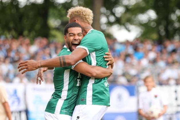 01.08.2026, Herren, Fussball, Saison 2026 2027, Regionalliga Bayern, 2. Spieltag: 1. FC Schweinfurt 1905 - TSV 1860 München Von links: Torschütze Jason Prodanovic (FC Schweinfurt 05, 17) und Mike Dellinger (FC Schweinfurt 05, 10) feiern das 1:0 Schweinfurt Riedel-Bau-Arena im Sachs-Stadio Bayern Unterfranken Deutschland