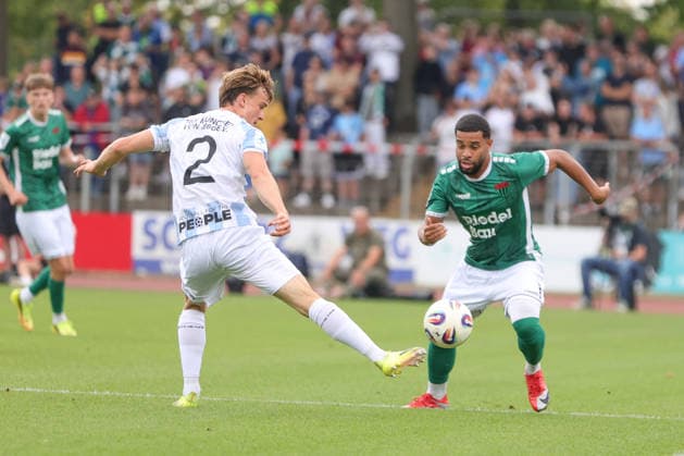 01.08.2026, Herren, Fussball, Saison 2026 2027, Regionalliga Bayern, 2. Spieltag: 1. FC Schweinfurt 1905 - TSV 1860 München Von links: Julian Bell (TSV 1860 München, 02) gegen Jason Prodanovic (FC Schweinfurt 05, 17) Schweinfurt Riedel-Bau-Arena im Sachs-Stadio Bayern Unterfranken Deutschland