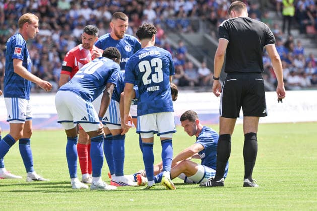 Verletzung Robin Gosens (FC Schalke 04), re. 01.08.2026, Fussball, Saison 2026 2027, Testspiel, KSV Hessen Kassel - FC Schalke 04 Kassel Auestadion Deutschland