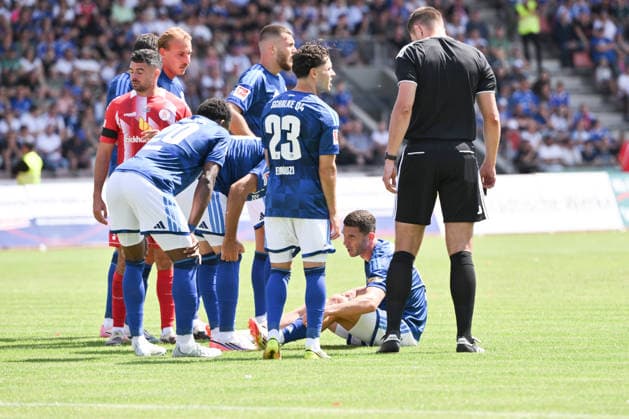 Verletzung Robin Gosens (FC Schalke 04), re. 01.08.2026, Fussball, Saison 2026 2027, Testspiel, KSV Hessen Kassel - FC Schalke 04 Kassel Auestadion Deutschland