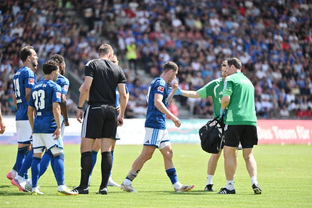 Robin Gosens (FC Schalke 04), mi., scheidet verletzt aus 01.08.2026, Fussball, Saison 2026 2027, Testspiel, KSV Hessen Kassel - FC Schalke 04 Kassel Auestadion Deutschland