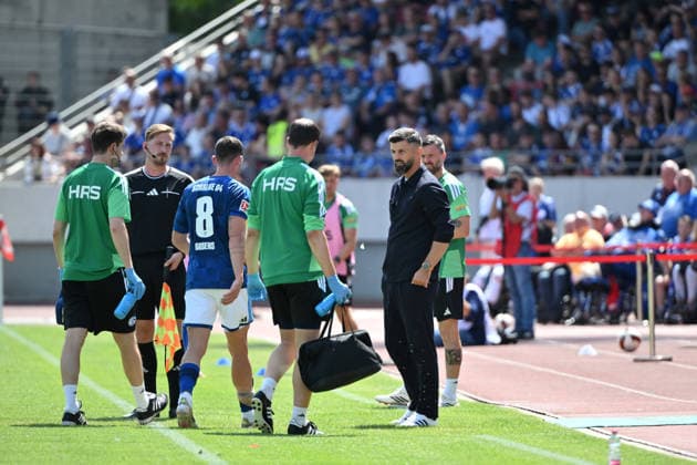Robin Gosens (FC Schalke 04), mi., scheidet verletzt aus, rechts Trainer Miron Muslic (FC Schalke 04) 01.08.2026, Fussball, Saison 2026 2027, Testspiel, KSV Hessen Kassel - FC Schalke 04 Kassel Auestadion Deutschland