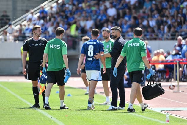 Robin Gosens (FC Schalke 04), mi., scheidet verletzt aus, rechts Trainer Miron Muslic (FC Schalke 04) 01.08.2026, Fussball, Saison 2026 2027, Testspiel, KSV Hessen Kassel - FC Schalke 04 Kassel Auestadion Deutschland