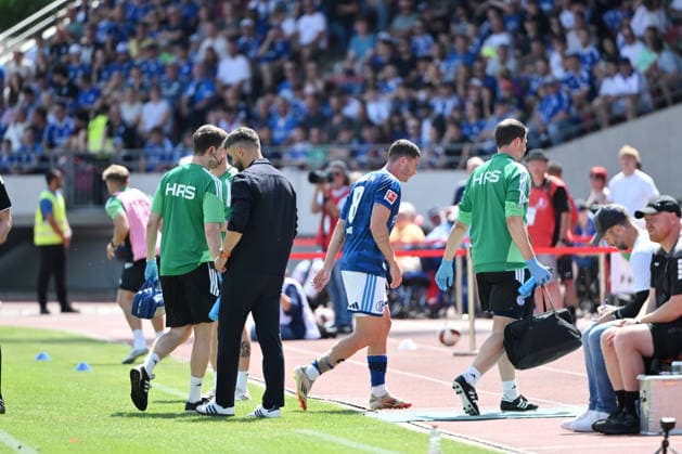 Robin Gosens (FC Schalke 04), mi., scheidet verletzt aus, links Trainer Miron Muslic (FC Schalke 04) 01.08.2026, Fussball, Saison 2026 2027, Testspiel, KSV Hessen Kassel - FC Schalke 04 Kassel Auestadion Deutschland
