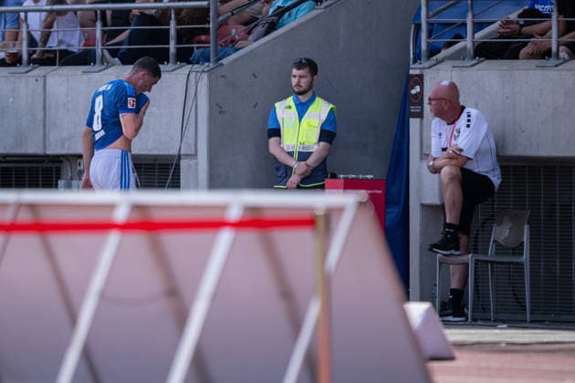 01.08.2026, Fussball, Saison 2026 2027, Testspiel, KSV Hessen Kassel - FC Schalke 04, Robin Gosens (FC Schalke 04) wird verletzt ausgewechselt, xRHR-FOTO YYx Copyright: KROEGER RHR-FOTOx RHR-FOTO YY