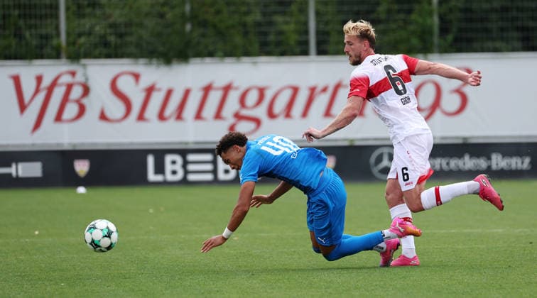 2026.08.01, Deutschland, Stuttgart, Fußball VfB Stuttgart II vs. FC Astoria Walldorf, v.l. Kenny Freßle (Walldorf), Alexander Groiß (VfB)