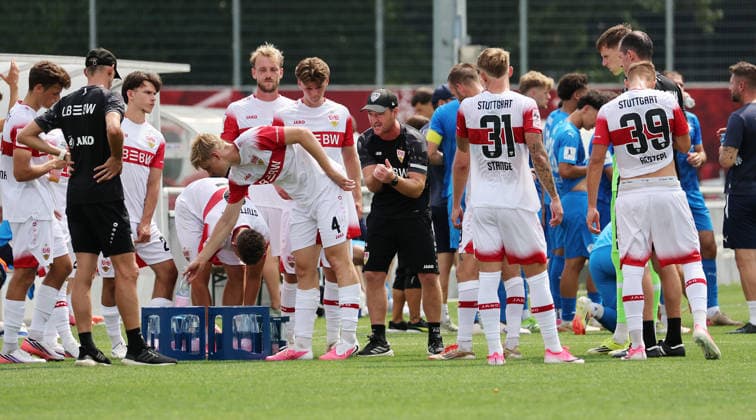 2026.08.01, Deutschland, Stuttgart, Fußball VfB Stuttgart II vs. FC Astoria Walldorf, Trainer Nico Willig (VfBII, Mitte)