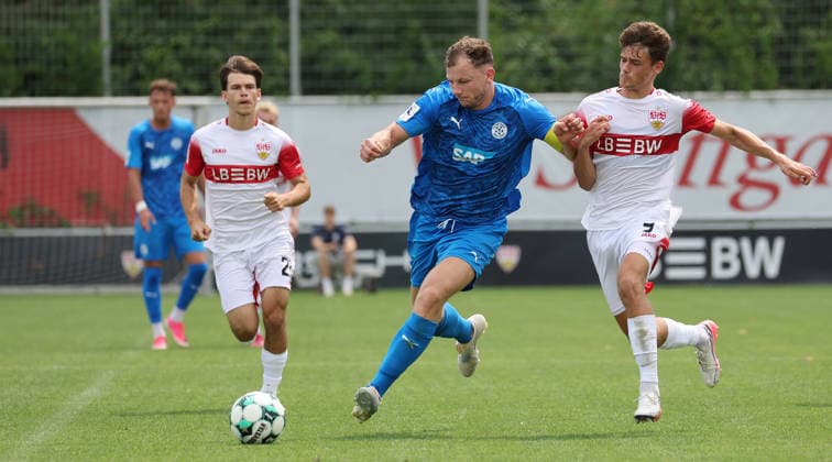 2026.08.01, Deutschland, Stuttgart, Fußball VfB Stuttgart II vs. FC Astoria Walldorf, v.l. Neno Zezelj (VfB), Roman Hauk (Walldorf), Lauri Penna (VfB)
