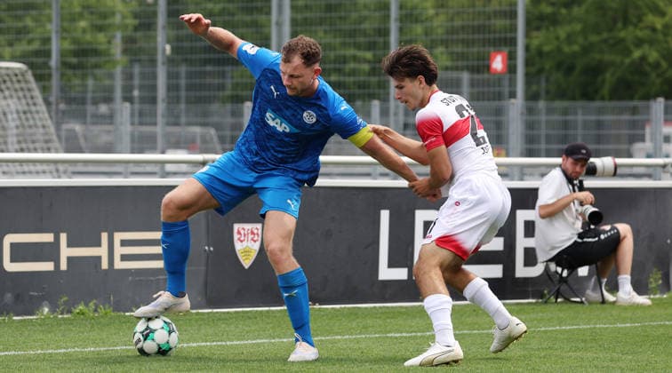 2026.08.01, Deutschland, Stuttgart, Fußball VfB Stuttgart II vs. FC Astoria Walldorf, v.l. Roman Hauk (Walldorf), Neno Zezelj (VfB)