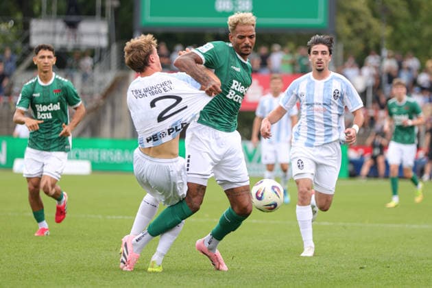01.08.2026, Herren, Fussball, Saison 2026 2027, Regionalliga Bayern, 2. Spieltag: 1. FC Schweinfurt 1905 - TSV 1860 München Von links: Julian Bell (TSV 1860 München, 02) gegen Mike Dellinger (FC Schweinfurt 05, 10) Schweinfurt Riedel-Bau-Arena im Sachs-Stadio Bayern Unterfranken Deutschland