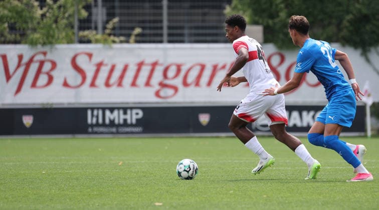 2026.08.01, Deutschland, Stuttgart, Fußball VfB Stuttgart II vs. FC Astoria Walldorf, v.l. Peter Wolfgang Reinhardt (VfB), Karlo Kuranyi (Walldorf)