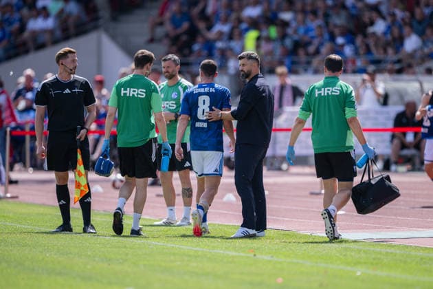 01.08.2026, Fussball, Saison 2026 2027, Testspiel, KSV Hessen Kassel - FC Schalke 04, Robin Gosens (FC Schalke 04) wird verletzt ausgewechselt, xRHR-FOTO YYx Copyright: KROEGER RHR-FOTOx RHR-FOTO YY