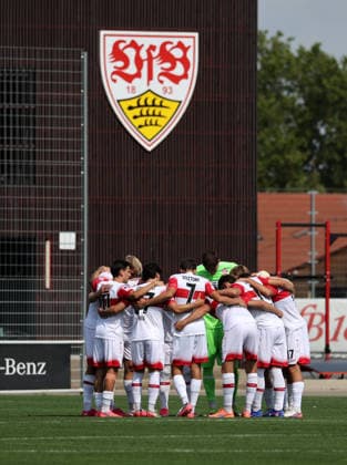 2026.08.01, Deutschland, Stuttgart, Fußball VfB Stuttgart II vs. FC Astoria Walldorf, die Spieler bilden einen Kreis vor Spielbeginn
