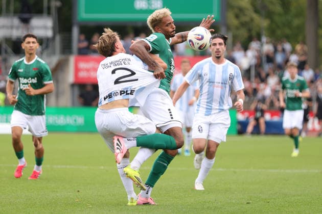 01.08.2026, Herren, Fussball, Saison 2026 2027, Regionalliga Bayern, 2. Spieltag: 1. FC Schweinfurt 1905 - TSV 1860 München Von links: Julian Bell (TSV 1860 München, 02) gegen Mike Dellinger (FC Schweinfurt 05, 10) Schweinfurt Riedel-Bau-Arena im Sachs-Stadio Bayern Unterfranken Deutschland