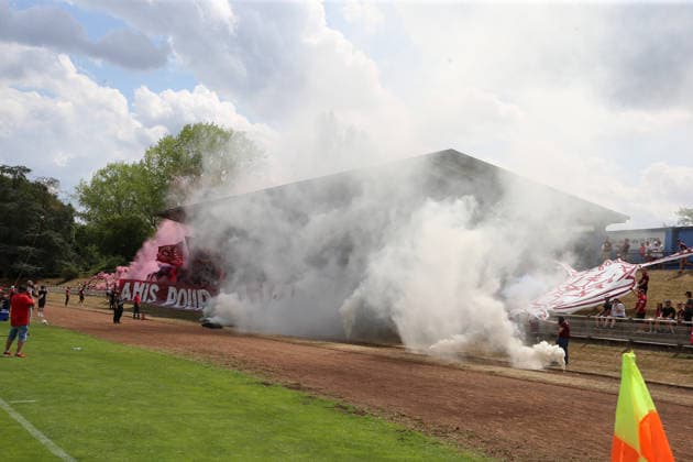 01.08.2026, xrekx, Fussball Testspiel, FC Metz - 1.FC Kaiserslautern v.l. FCK Fans ,Stimmung, Schals, Ultras, Zuschauer, Besucher, Choreo, Choreografie, atmosphere, scarves, spectators, visitors Pyrotechnik (DFL DFB REGULATIONS PROHIBIT ANY USE OF PHOTOGRAPHS as IMAGE SEQUENCES and or QUASI-VIDEO) Metz