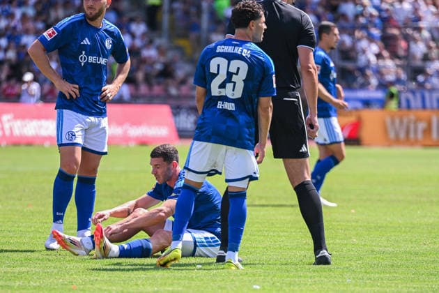 01.08.2026, Fussball, Saison 2026 2027, Testspiel, KSV Hessen Kassel - FC Schalke 04, Robin Gosens (FC Schalke 04) wird verletzt ausgewechselt, xRHR-FOTO YYx Copyright: KROEGER RHR-FOTOx RHR-FOTO YY