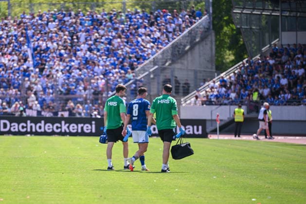01.08.2026, Fussball, Saison 2026 2027, Testspiel, KSV Hessen Kassel - FC Schalke 04, Robin Gosens (FC Schalke 04) wird verletzt ausgewechselt, xRHR-FOTO YYx Copyright: KROEGER RHR-FOTOx RHR-FOTO YY