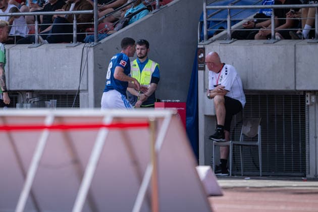 01.08.2026, Fussball, Saison 2026 2027, Testspiel, KSV Hessen Kassel - FC Schalke 04, Robin Gosens (FC Schalke 04) wird verletzt ausgewechselt, xRHR-FOTO YYx Copyright: KROEGER RHR-FOTOx RHR-FOTO YY