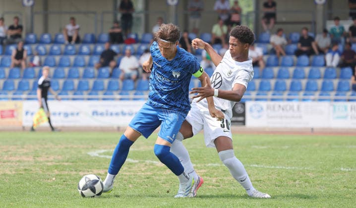 Freiberg , Fußball U19 DFB Pokal Junioren SGV Heilbronn-Freiberg vs. VfL Wolfsburg , von links: Ferdinand von Linck ( SGV ) Keeron Danioko ( Wolfsburg )