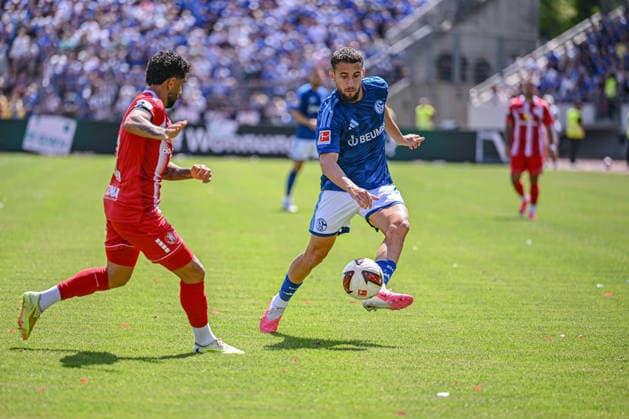 01.08.2026, Fussball, Saison 2026 2027, Testspiel, KSV Hessen Kassel - FC Schalke 04, Adil Aouchiche (FC Schalke 04) xRHR-FOTO YYx Copyright: KROEGER RHR-FOTOx RHR-FOTO YY