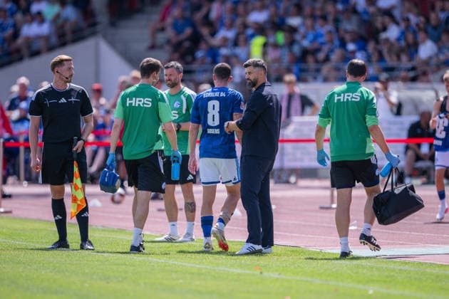 01.08.2026, Fussball, Saison 2026 2027, Testspiel, KSV Hessen Kassel - FC Schalke 04, Robin Gosens (FC Schalke 04) wird verletzt ausgewechselt, Trainer Miron Muslic (FC Schalke 04) xRHR-FOTO YYx Copyright: KROEGER RHR-FOTOx RHR-FOTO YY